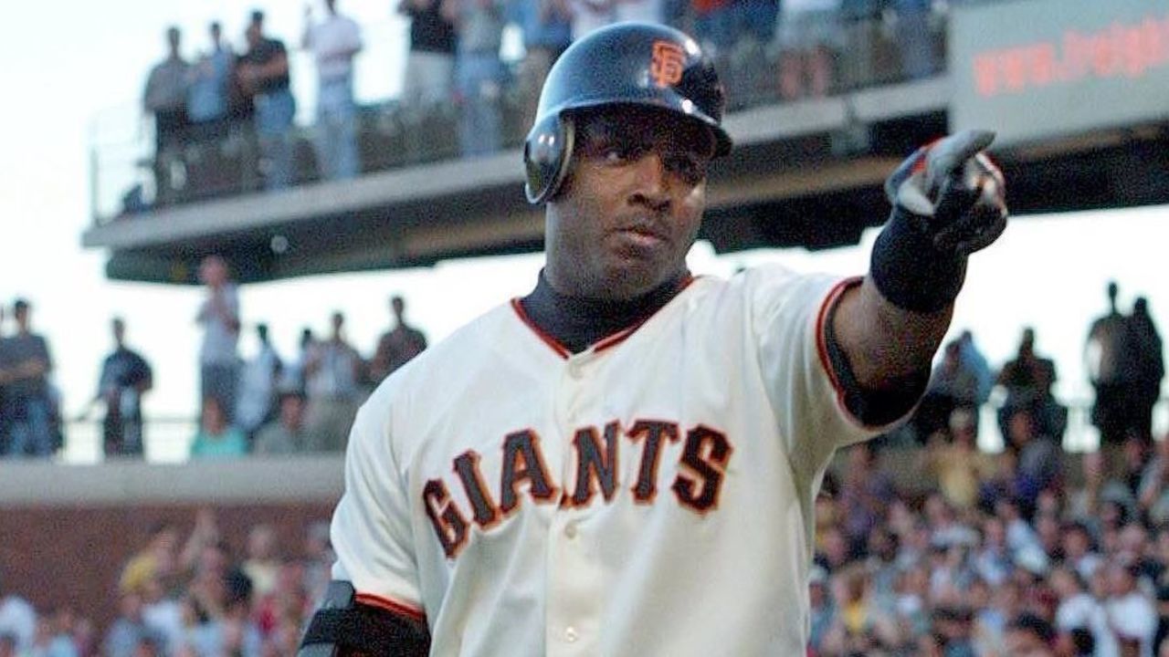 SAN FRANCISCO, UNITED STATES: San Francisco Giants slugger Barry Bonds points to Hall of Famer Willie McCovey of the San Francisco Giants after Bonds hit his 521st career home run off Arizona Diamondbacks Rob Ellis during the second inning, 30 May 2001, in San Francisco, California. Bonds tied his career homeruns with Hall of Famers McCovey and Ted Williams of the Boston Red Sox. AFP PHOTO/John G. MABANGLO