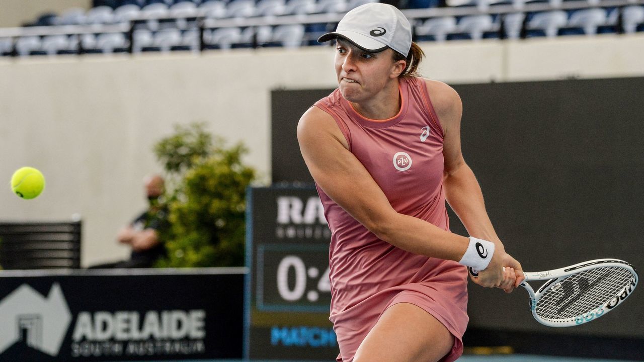 Poland's Iga Swiatek hits a return against Canada's Leylah Fernandez during their women's singles match at the Adelaide International tennis tournament in Adelaide on January 6, 2022. - -- IMAGE RESTRICTED TO EDITORIAL USE - STRICTLY NO COMMERCIAL USE --