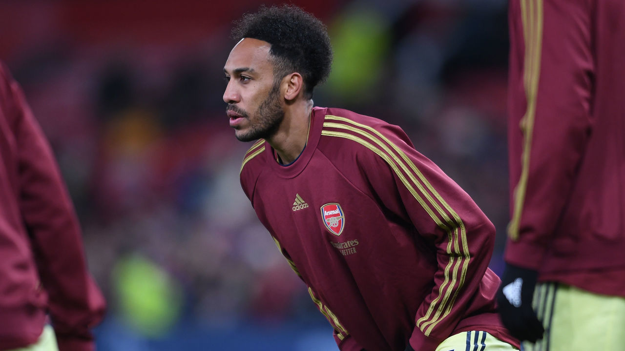 MANCHESTER, ENGLAND - DECEMBER 02: Pierre-Emerick Aubameyang of Arsenal warms up before the Premier League match between Manchester United and Arsenal at Old Trafford on December 02, 2021 in Manchester, England.