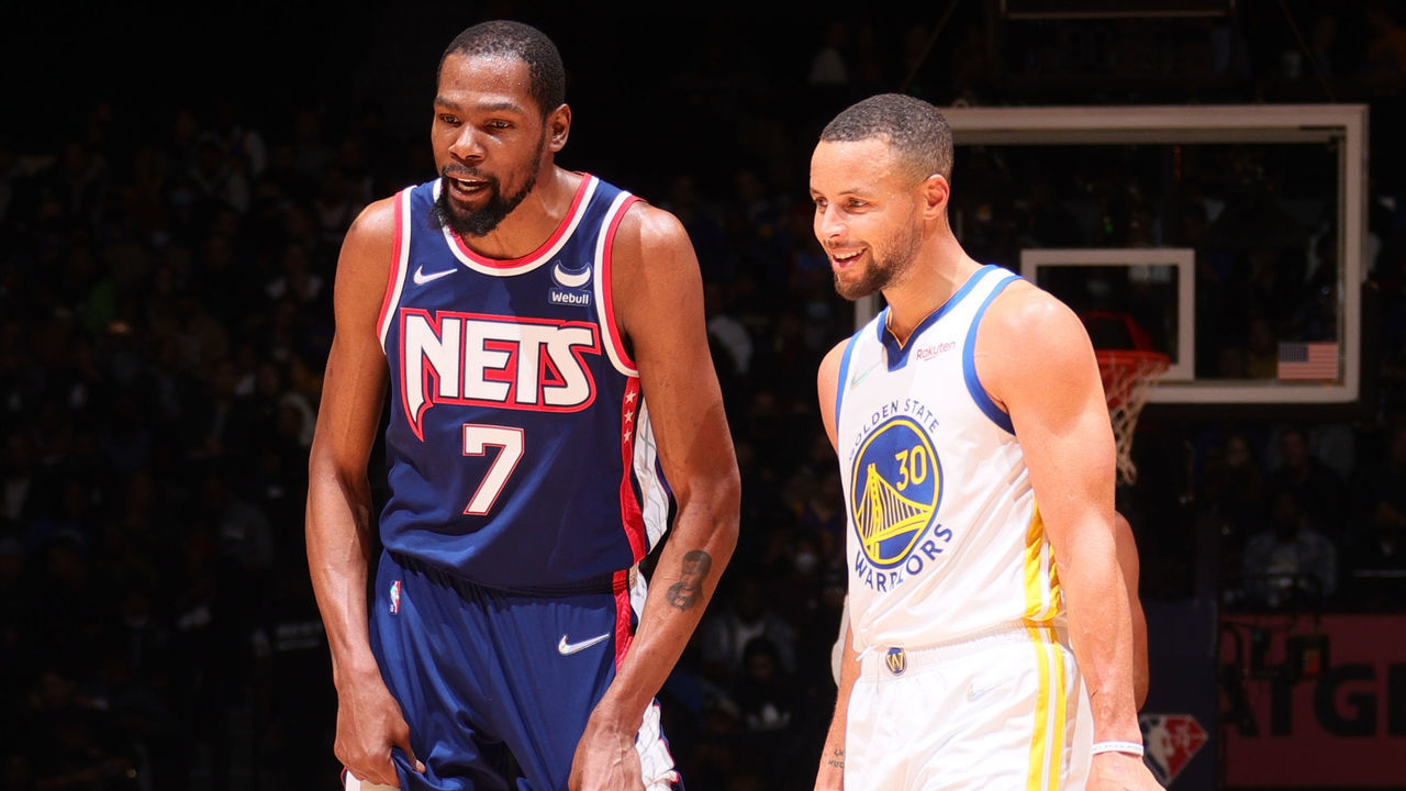 BROOKLYN, NY - NOVEMBER 16: Kevin Durant #7 of the Brooklyn Nets talks with Stephen Curry #30 of the Golden State Warriors during the game on November 16, 2021 at Barclays Center in Brooklyn, New York. Mandatory Copyright Notice: Copyright 2021 NBAE