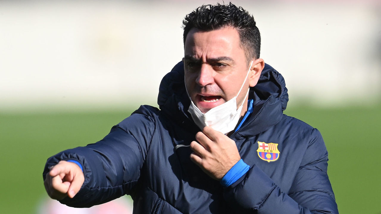 BARCELONA, SPAIN - JANUARY 03: Head coach Xavi Hernandez of FC Barcelona directs his players during a training session at Camp Nou on January 03, 2022 in Barcelona, Spain.