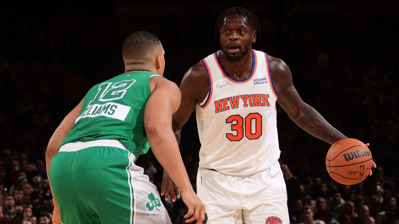 NEW YORK, NY - JANUARY 6: Julius Randle #30 of the New York Knicks dribbles the ball during the game against the Boston Celtics on January 6, 2022 at Madison Square Garden in New York City, New York. Mandatory Copyright Notice: Copyright 2022 NBAE