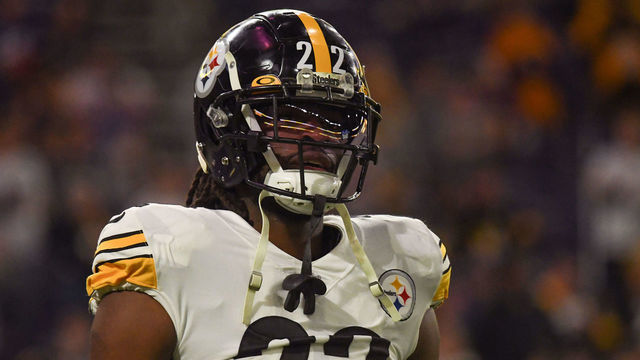 MINNEAPOLIS, MN - DECEMBER 09: Pittsburgh Steelers Running Back Najee Harris (22) looks on before a game between the Minnesota Vikings and Pittsburgh Steelers on December 9, 2021, at U.S. Bank Stadium in Minneapolis, MN.