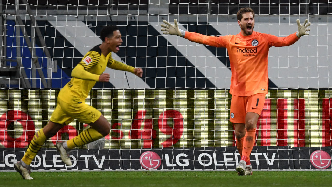 08 January 2022, Hessen, Frankfurt/Main: Soccer: Bundesliga, Eintracht Frankfurt - Borussia Dortmund, Matchday 18 at Deutsche Bank Park. Frankfurt goalkeeper Kevin Trapp (r) is annoyed after scoring the goal to make it 2:3 next to Dortmund's Jude Bellingham. Photo: Arne Dedert/dpa - IMPORTANT NOTE: In accordance with the requirements of the DFL Deutsche Fußball Liga and the DFB Deutscher Fußball-Bund, it is prohibited to use or have used photographs taken in the stadium and/or of the match in the form of sequence pictures and/or video-like photo series.