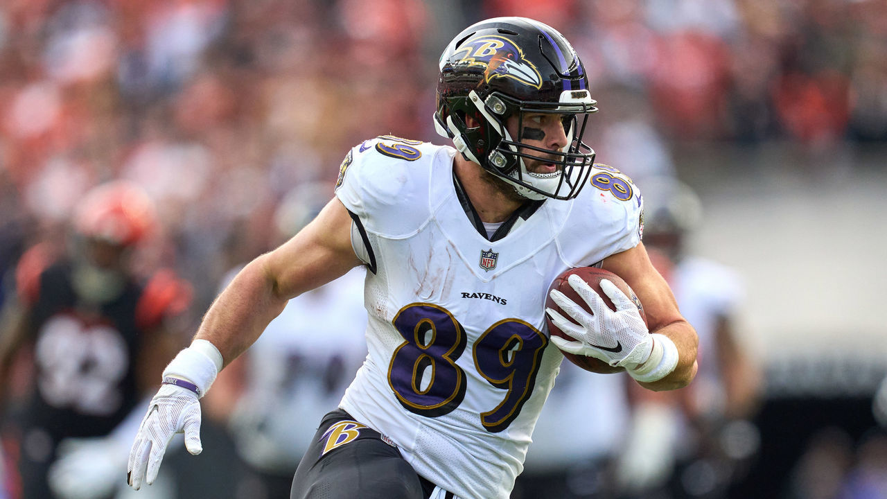 CINCINNATI, OH - DECEMBER 26: Baltimore Ravens tight end Mark Andrews (89) runs with the football during a game between the Cincinnati Bengals and the Baltimore Ravens on December 26, 2021, at Paul Brown Stadium in Cincinnati, OH.
