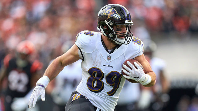 CINCINNATI, OH - DECEMBER 26: Baltimore Ravens tight end Mark Andrews (89) runs with the football during a game between the Cincinnati Bengals and the Baltimore Ravens on December 26, 2021, at Paul Brown Stadium in Cincinnati, OH.