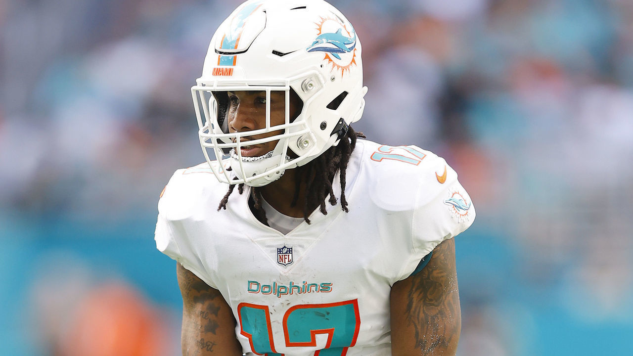 MIAMI GARDENS, FLORIDA - DECEMBER 05: Jaylen Waddle #17 of the Miami Dolphins in action against the New York Giants at Hard Rock Stadium on December 05, 2021 in Miami Gardens, Florida.