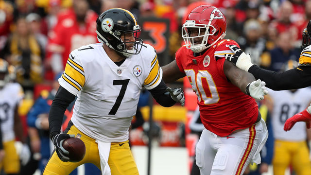 KANSAS CITY, MO - DECEMBER 26: Pittsburgh Steelers quarterback Ben Roethlisberger (7) is pressured by Kansas City Chiefs defensive tackle Jarran Reed (90) in the first quarter of an NFL game between the Pittsburgh Steelers and Kansas City Chiefs on Dec 26, 2021 at GEHA Field at Arrowhead Stadium in Kansas City, MO.