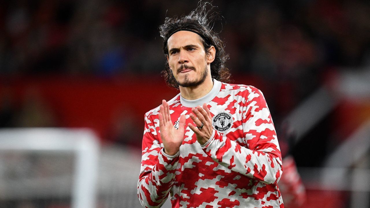 Manchester United's Uruguayan striker Edinson Cavani warms up ahead of the English Premier League football match between Manchester United and Burnley at Old Trafford in Manchester, north-west England, on December 30, 2021. - RESTRICTED TO EDITORIAL USE. No use with unauthorized audio, video, data, fixture lists, club/league logos or 'live' services. Online in-match use limited to 120 images. An additional 40 images may be used in extra time. No video emulation. Social media in-match use limited to 120 images. An additional 40 images may be used in extra time. No use in betting publications, games or single club/league/player publications.