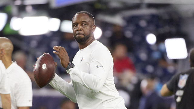 Football: Houston Texans QB coach Pep Hamilton on field before game vs Carolina Panthers at NRG Stadium. Houston, TX 9/23/2021 CREDIT: Greg Nelson