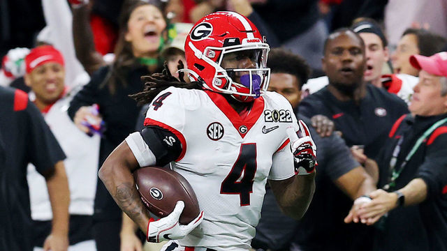 INDIANAPOLIS, INDIANA - JANUARY 10: James Cook #4 of the Georgia Bulldogs runs with the ball in the third quarter of the game against the Alabama Crimson Tide during the 2022 CFP National Championship Game at Lucas Oil Stadium on January 10, 2022 in Indianapolis, Indiana.
