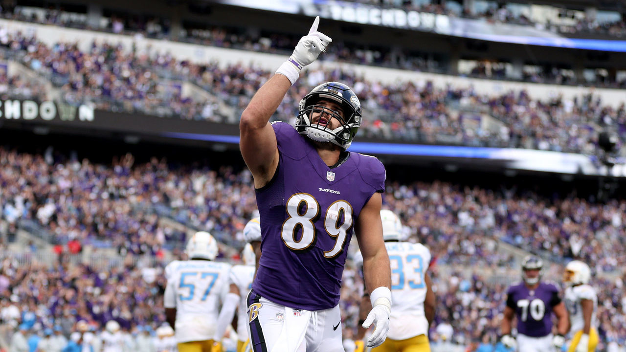 BALTIMORE, MARYLAND - OCTOBER 17: Mark Andrews #89 of the Baltimore Ravens celebrates a touchdown reception during the third quarter against the Los Angeles Chargers at M&T Bank Stadium on October 17, 2021 in Baltimore, Maryland.