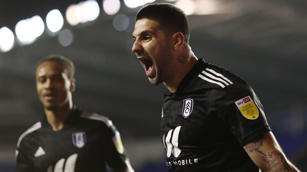 READING, ENGLAND - JANUARY 11: Aleksandar Mitrovic of Fulham celebrates his team's seventh goal during the Sky Bet Championship match between Reading and Fulham at Madejski Stadium on January 11, 2022 in Reading, England.