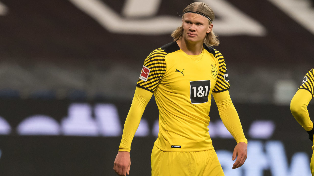FRANKFURT AM MAIN, GERMANY - JANUARY 08: (BILD OUT) Erling Haaland of Borussia Dortmund looks on during the Bundesliga match between Eintracht Frankfurt and Borussia Dortmund at Deutsche Bank Park on January 8, 2022 in Frankfurt am Main, Germany.