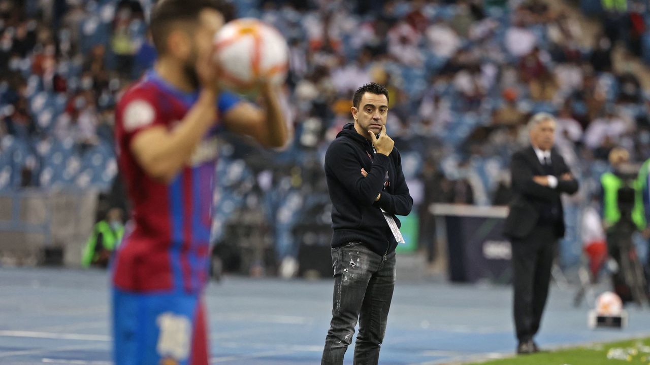 Barcelona's Spanish coach Xavi (C) watches from the sidelines during the Spanish Super Cup semi-final football match between Barcelona and Real Madrid at the King Fahad International stadium in the Saudi capital Riyadh on January 12, 2022.