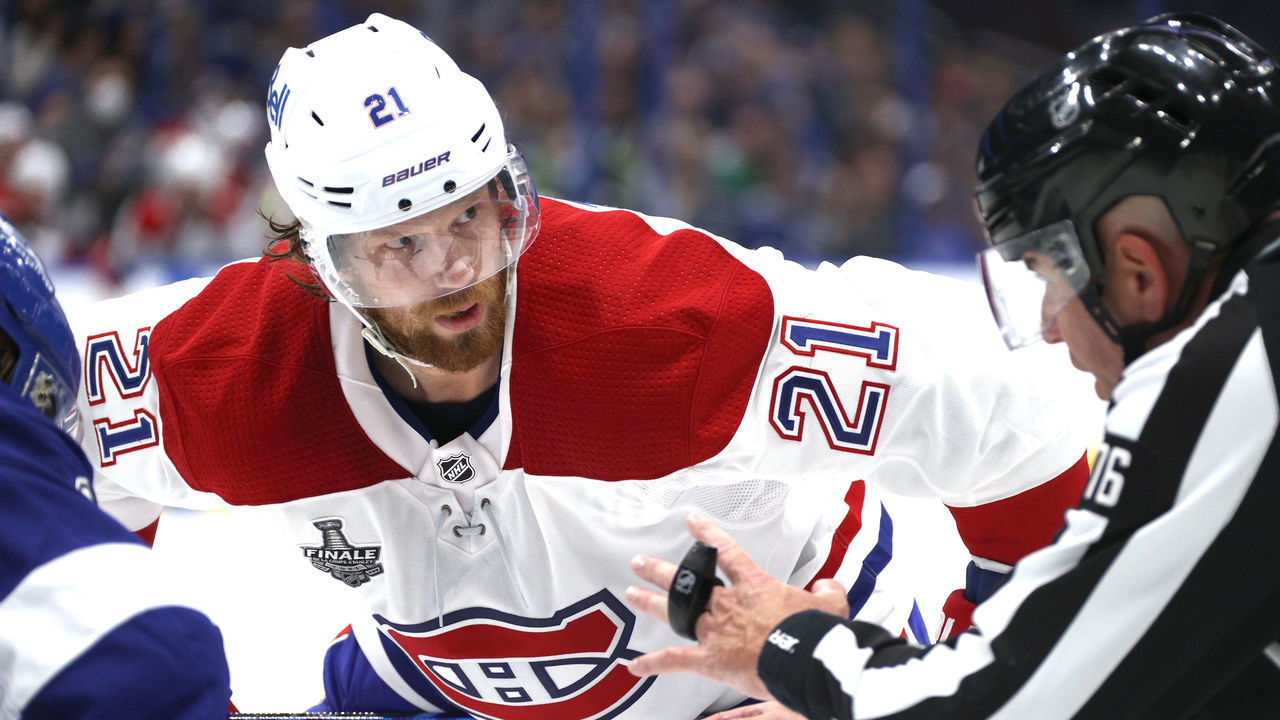 TAMPA, FLORIDA - JULY 07: Eric Staal #21 of the Montreal Canadiens lines up to take an offensive zone face-off during the first period of Game Five of the 2021 Stanley Cup Final against the Tampa Bay Lightning at Amalie Arena on July 07, 2021 in Tampa, Florida.