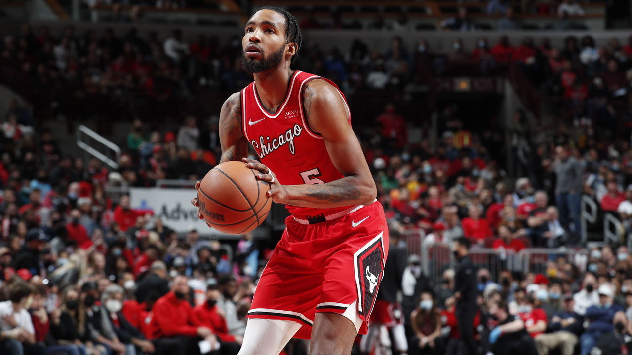 CHICAGO, IL - NOVEMBER 27: Derrick Jones Jr. #5 of the Chicago Bulls shoots the ball during the game against the Miami Heat on November 27, 2021 at United Center in Chicago, Illinois. Mandatory Copyright Notice: Copyright 2021 NBAE