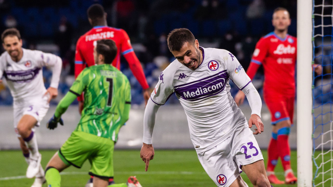 NAPLES, ITALY - JANUARY 13: Lorenzo Venuti of ACF Fiorentina celebrates after scoring a goal to make it 2-3 during the Coppa Italia match between SSC Napoli and ACF Fiorentina at Stadio Diego Armando Maradona on January 13, 2022 in Naples, Italy.