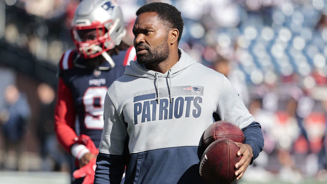 FOXBOROUGH, MA - OCTOBER 24: New England Patriots inside linebackers coach Jerod Mayo in warm up before a game between the New England Patriots and the New York Jets on October 24, 2021, at Gillette Stadium in Foxborough, Massachusetts.