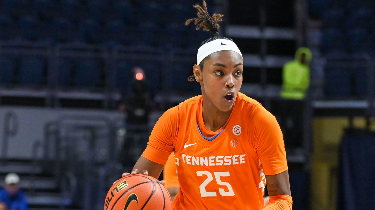 OXFORD, MS - JANUARY 09: Tennessee guard Jordan Horston (25), in action during the college women's basketball game between the Tennessee Volunteers and the Ole' Miss Rebels on January 09, 2022, at SJB Pavilion in Oxford, MS.