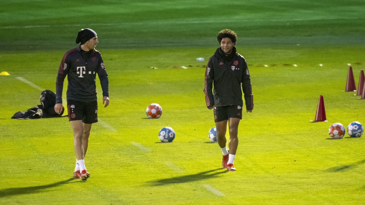 03 January 2022, Bavaria, Munich: Football: Bundesliga, Leon Goretzka (l) and Serge Gnabry train for the start of FC Bayern's training in the new year. Photo: Peter Kneffel/dpa