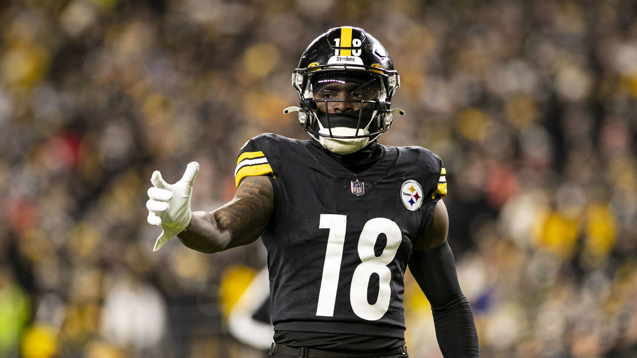 PITTSBURGH, PA - JANUARY 03: Pittsburgh Steelers wide receiver Diontae Johnson (18) looks on during the game against the Cleveland Browns and the Pittsburgh Steelers on January 03, 2022 at Heinz Field in Pittsburgh, PA.