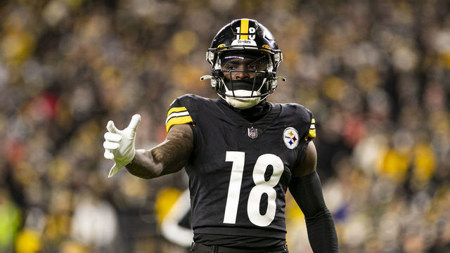 PITTSBURGH, PA - JANUARY 03: Pittsburgh Steelers wide receiver Diontae Johnson (18) looks on during the game against the Cleveland Browns and the Pittsburgh Steelers on January 03, 2022 at Heinz Field in Pittsburgh, PA.
