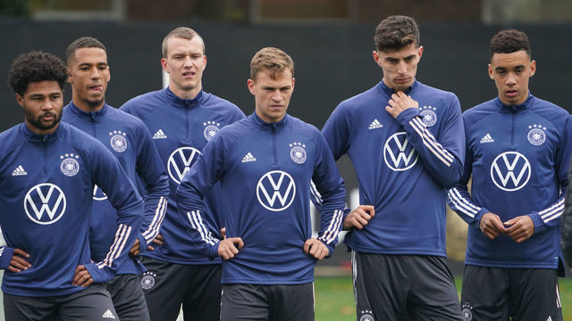 05 October 2021, Hamburg: Soccer: National team, training before the World Cup qualifier against Romania. Germany's Serge Gnabry (l-r), Thilo Kehrer, Lukas Klostermann, Joshua Kimmich, Kai Havertz and Jamal Musiala stand together during training. Photo: Marcus Brandt/dpa