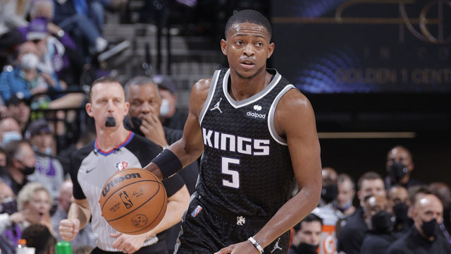 SACRAMENTO, CA - JANUARY 12: De'Aaron Fox #5 of the Sacramento Kings dribbles the ball during the game against the Los Angeles Lakers on January 12, 2022 at Golden 1 Center in Sacramento, California. Mandatory Copyright Notice: Copyright 2022 NBAE