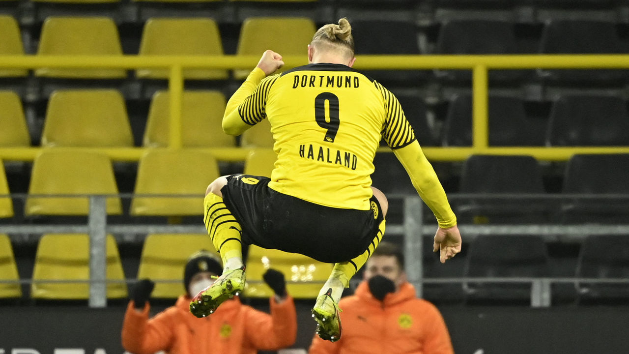 Dortmund's Norwegian forward Erling Braut Haaland celebrates scoring his team's fourth goal during the German first division Bundesliga football match between Borussia Dortmund v SC Freiburg in Dortmund, western Germany on January 14, 2022. - DFL REGULATIONS PROHIBIT ANY USE OF PHOTOGRAPHS AS IMAGE SEQUENCES AND/OR QUASI-VIDEO