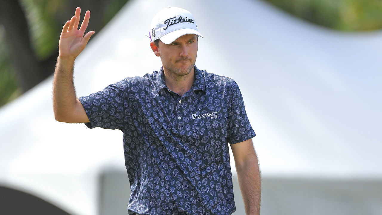 HONOLULU, HI - JANUARY 14: Russell Henley waves on the ninth green during the second round of the Sony Open in Hawaii at Waialae Country Club on January 14, 2022 in Honolulu, Hawaii.