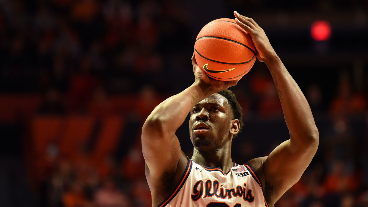 CHAMPAIGN, IL - JANUARY 14: Illinois center Kofi Cockburn (21) shoots a free throw during a college basketball game between the Michigan Wolverines and Illinois Fighting Illini on January 14, 2022 at the State Farm Center in Champaign, IL.