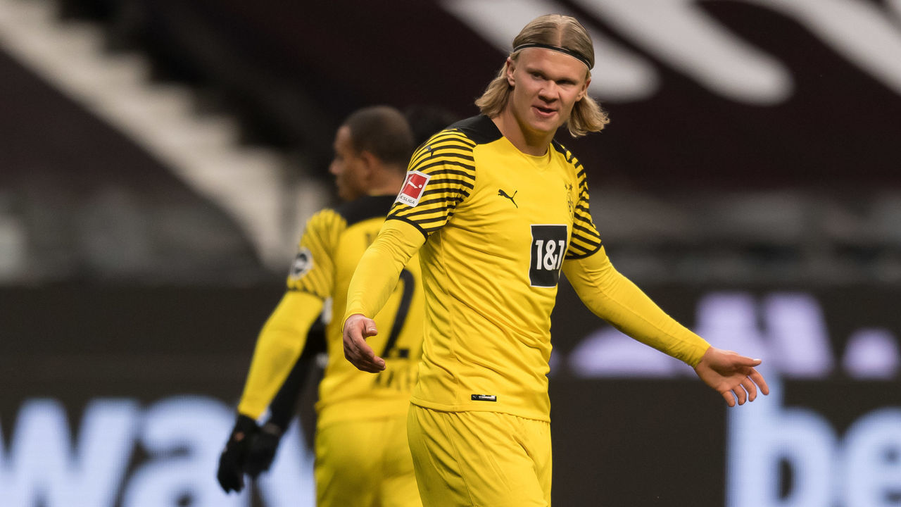 FRANKFURT AM MAIN, GERMANY - JANUARY 08: (BILD OUT) Erling Haaland of Borussia Dortmund looks dejected during the Bundesliga match between Eintracht Frankfurt and Borussia Dortmund at Deutsche Bank Park on January 8, 2022 in Frankfurt am Main, Germany.