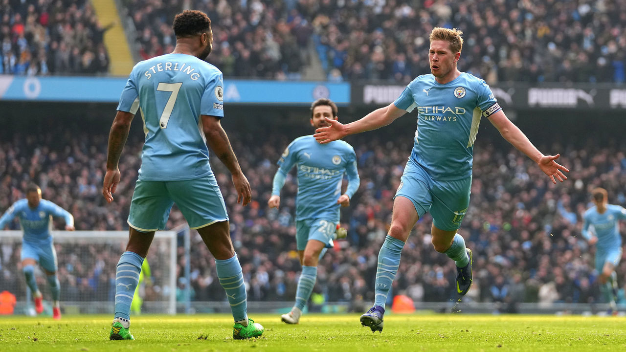 MANCHESTER, ENGLAND - JANUARY 15: Kevin De Bruyne celebrates with teammate Raheem Sterling of Manchester City after scoring their team's first goal during the Premier League match between Manchester City and Chelsea at Etihad Stadium on January 15, 2022 in Manchester, England.
