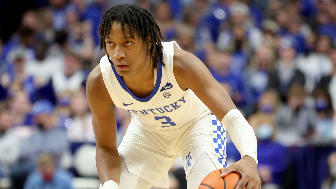 LEXINGTON, KENTUCKY - JANUARY 08: TYTY Washington Jr #3 of the Kentucky Wildcats dribbles the ball against the Georgia Bulldogs at Rupp Arena on January 08, 2022 in Lexington, Kentucky.