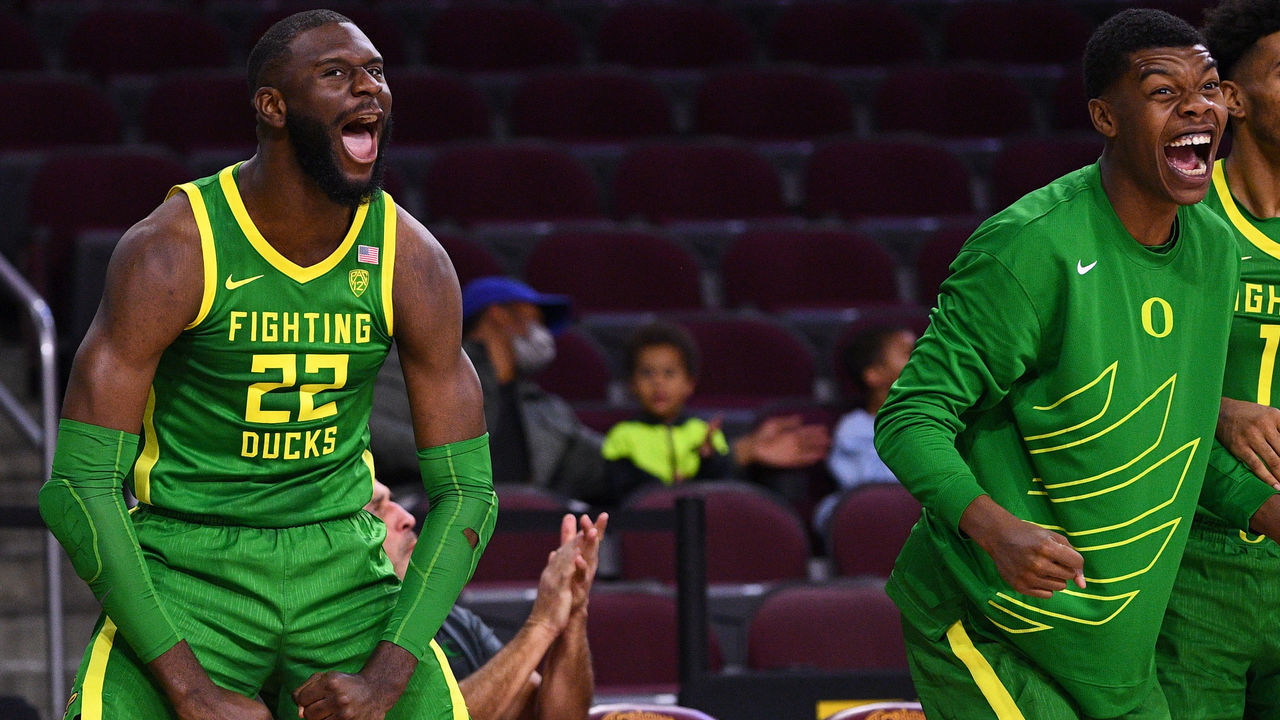 LOS ANGELES, CA - JANUARY 15: Oregon Ducks forward Frank Kepnang (22) and Oregon Ducks forward Eric Williams Jr. (50) celebrate on the bench during the college basketball game between the Oregon Ducks and the USC Trojans on January 15, 2022 at Galen Center in Los Angeles, CA.