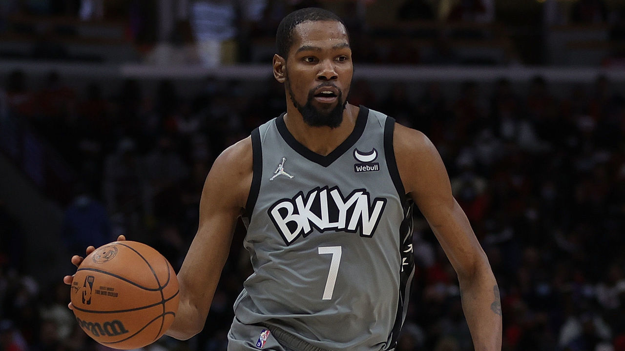 CHICAGO, ILLINOIS - JANUARY 12: Kevin Durant #7 of the Brooklyn Nets handles the ball during a game against the Chicago Bulls at United Center on January 12, 2022 in Chicago, Illinois.