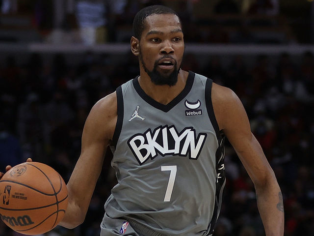 CHICAGO, ILLINOIS - JANUARY 12: Kevin Durant #7 of the Brooklyn Nets handles the ball during a game against the Chicago Bulls at United Center on January 12, 2022 in Chicago, Illinois.