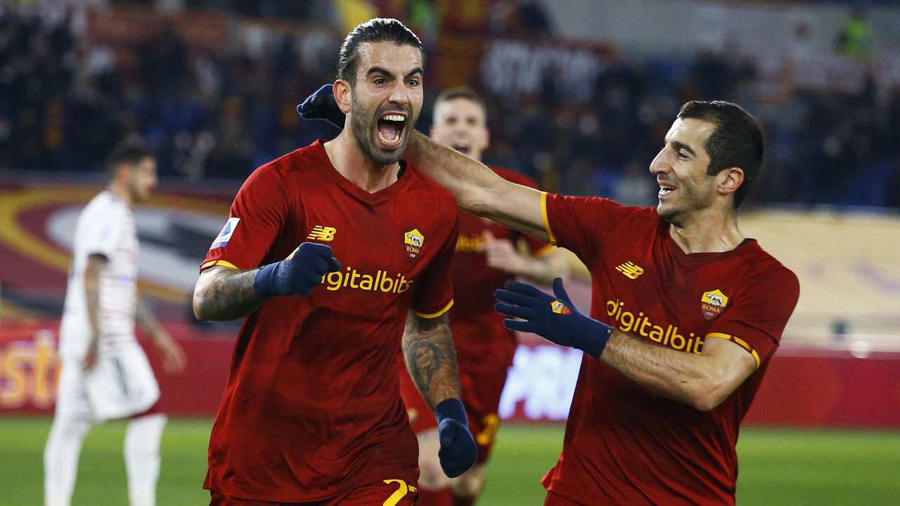 ROME, ITALY - JANUARY 16: Sergio Oliveira of AS Roma celebrates after scoring his team's first goal with teammates during the Serie A match between AS Roma and Cagliari Calcio at Stadio Olimpico on January 16, 2022 in Rome, Italy.