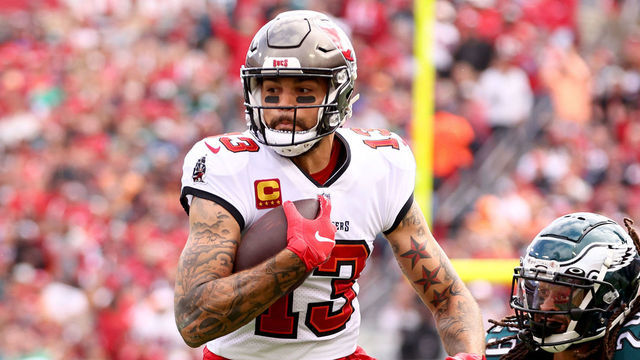TAMPA, FLORIDA - JANUARY 16: Mike Evans #13 of the Tampa Bay Buccaneers makes a catch against Avonte Maddox #29 of the Philadelphia Eagles during the first quarter in the NFC Wild Card Playoff game at Raymond James Stadium on January 16, 2022 in Tampa, Florida.