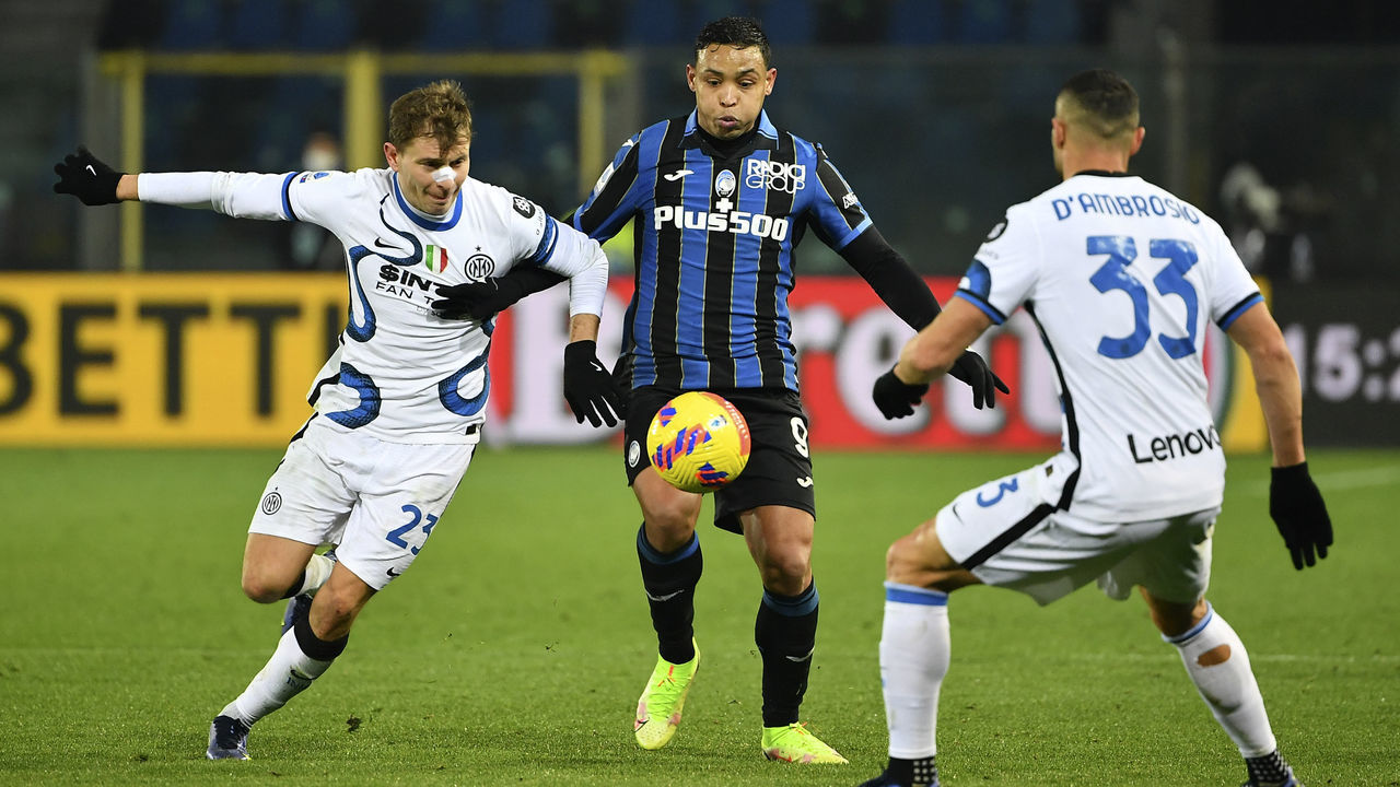 BERGAMO, ITALY, JANUARY 16: Luis Muriel (C) of Atalanta is challenged by Nicolo Barella (L) and Danilo D'Ambrosio (R) of FC Internazionale during the Serie A football match between Atalanta and FC Internazionale at Gewiss Stadium in Bergamo, Italy, on January 16, 2022.