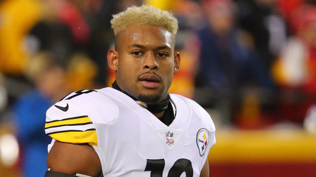 KANSAS CITY, MISSOURI - JANUARY 16: JuJu Smith-Schuster #19 of the Pittsburgh Steelers warms up before the game against the Kansas City Chiefs in the NFC Wild Card Playoff game at Arrowhead Stadium on January 16, 2022 in Kansas City, Missouri.