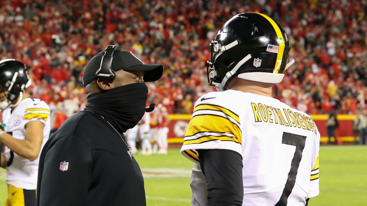 KANSAS CITY, MO - DECEMBER 26: Pittsburgh Steelers head coach Mike Tomlin talks with quarterback Ben Roethlisberger (7) on the sidelines during an NFL game between the Pittsburgh Steelers and Kansas City Chiefs on Dec 26, 2021 at GEHA Field at Arrowhead Stadium in Kansas City, MO.