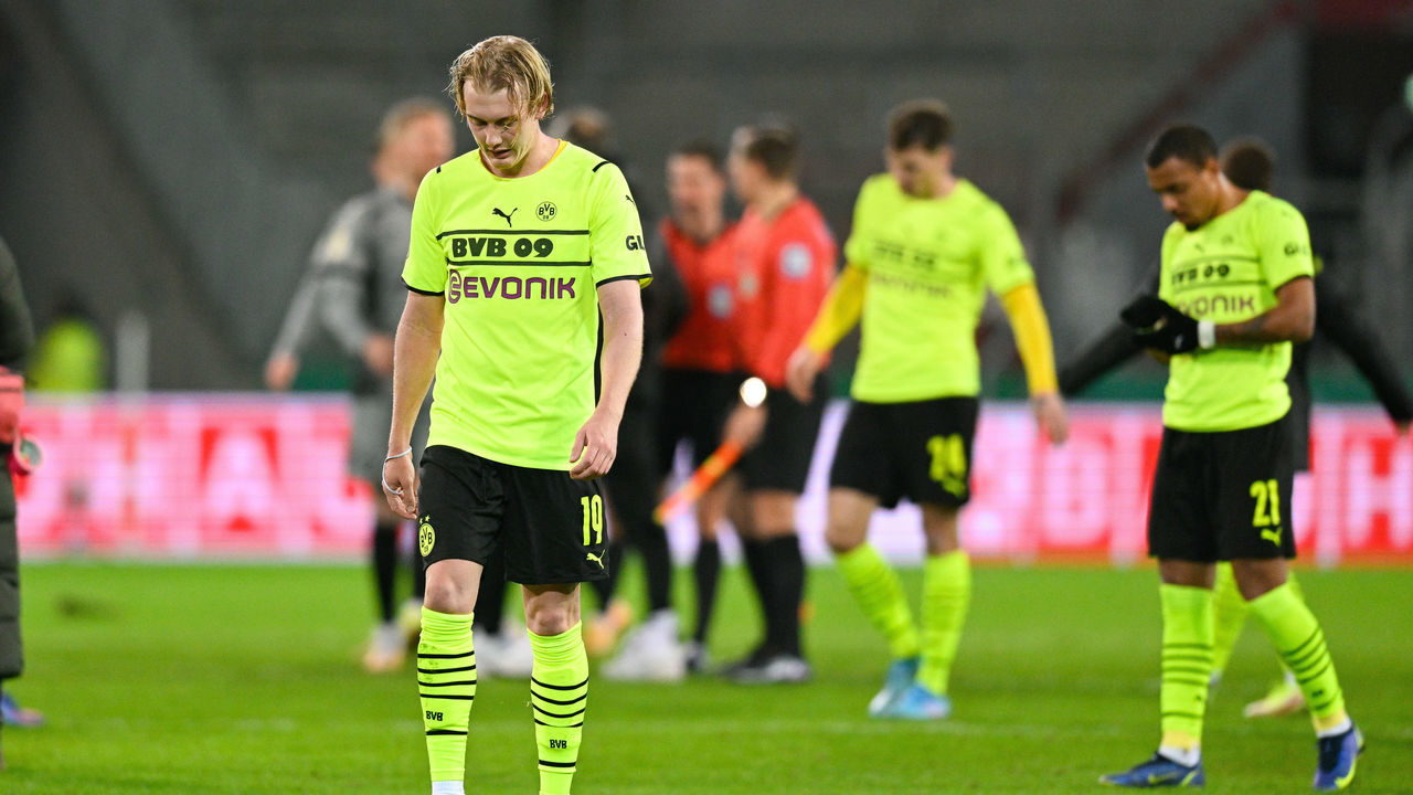 HAMBURG, GERMANY - JANUARY 18: Julian Brandt of Borussia Dortmund looks dejected during the DFB Cup round of sixteen match between FC St Pauli and Borussia Dortmund at Millerntor Stadium on January 18, 2022 in Hamburg, Germany.