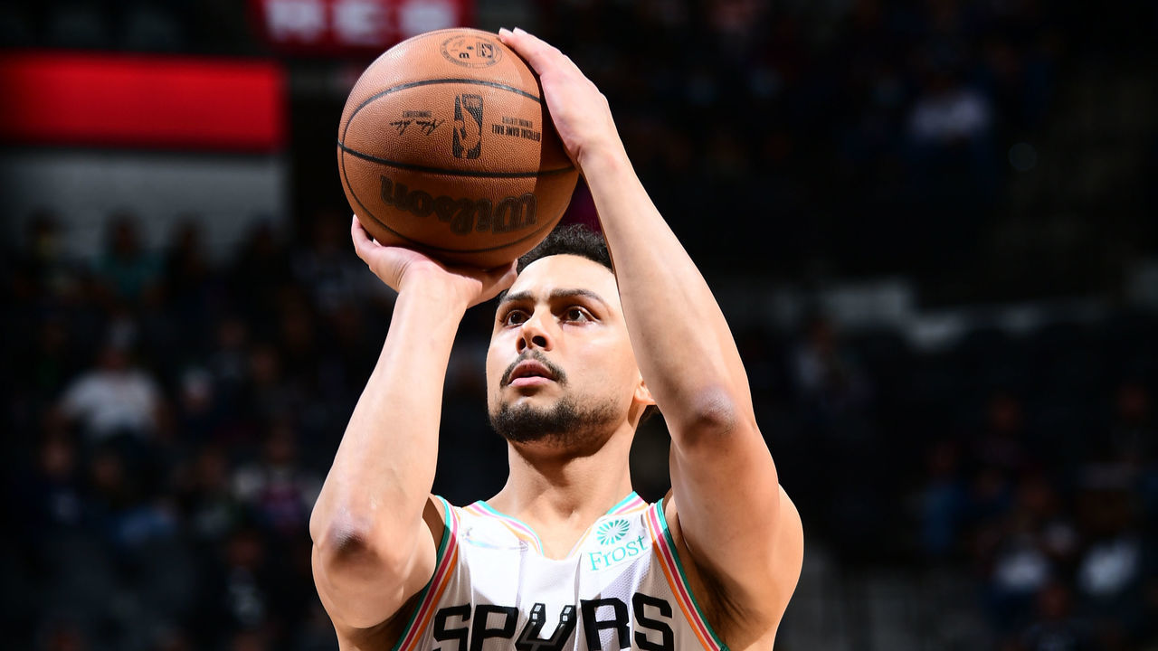 SAN ANTONIO, TX - JANUARY 14: Bryn Forbes #7 of the San Antonio Spurs shoots a free throw during the game against the Cleveland Cavaliers on January 14, 2022 at the AT&T Center in San Antonio, Texas. Mandatory Copyright Notice: Copyright 2022 NBAE (Photos by Michael Gonzales/NBAE via Getty Images)