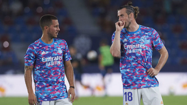 VALENCIA, SPAIN - AUGUST 22: (BILD ZEITUNG OUT) Gareth Bale of Real Madrid and Eden Hazard of Real Madrid talks prior to the La Liga Santader match between Levante UD and Real Madrid CF at Ciutat de Valencia Stadium on August 22, 2021 in Valencia, Spain.