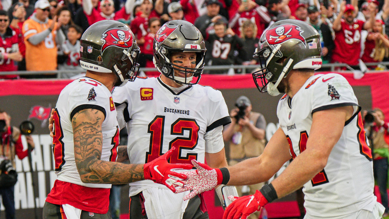 Tom Brady, Buccaneers teammates (including Mike Evans, O.J Howard