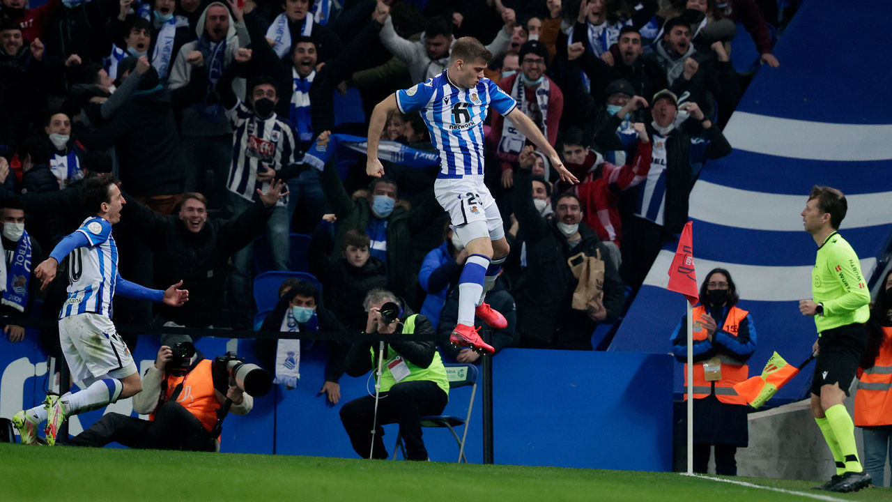 SAN SEBASTIAN, SPAIN - JANUARY 19: Alexander Sorloth of Real Sociedad celebrates 2-0 with Mikel Oyarzabal of Real Sociedad during the Spanish Copa del Rey match between Real Sociedad v Atletico Madrid at the Estadio Reale Arena on January 19, 2022 in San Sebastian Spain