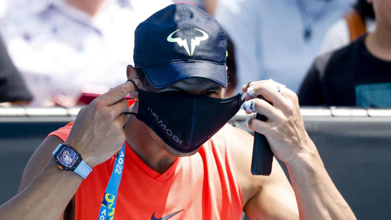 18 January 2022, Australia, Melbourne: Tennis: Grand Slam - Australian Open. Rafael Nadal from Spain puts on a mouth-nose protector. Photo: Frank Molter/dpa