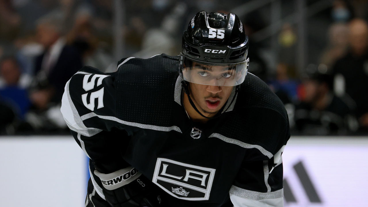 LOS ANGELES, CALIFORNIA - OCTOBER 05: Quinton Byfield #55 of the Los Angeles Kings lines up for a faceoff during a 4-1 loss to the Arizona Coyotes in a preseason game at Staples Center on October 05, 2021 in Los Angeles, California.